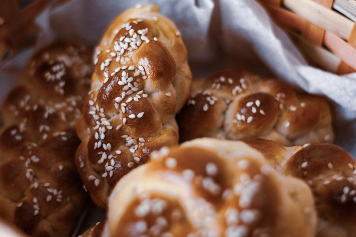 Pão caseiro trançadinho e açucarado: faça você mesmo para o café da manhã ou da tarde! (Fonte: Canva)
