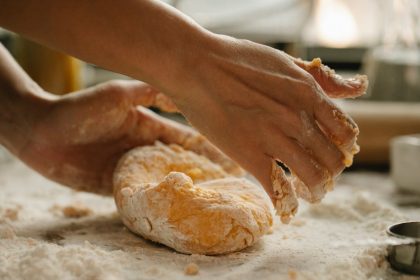 Pão caseiro trançadinho e açucarado: faça você mesmo para o café da manhã ou da tarde! (Fonte: Canva)