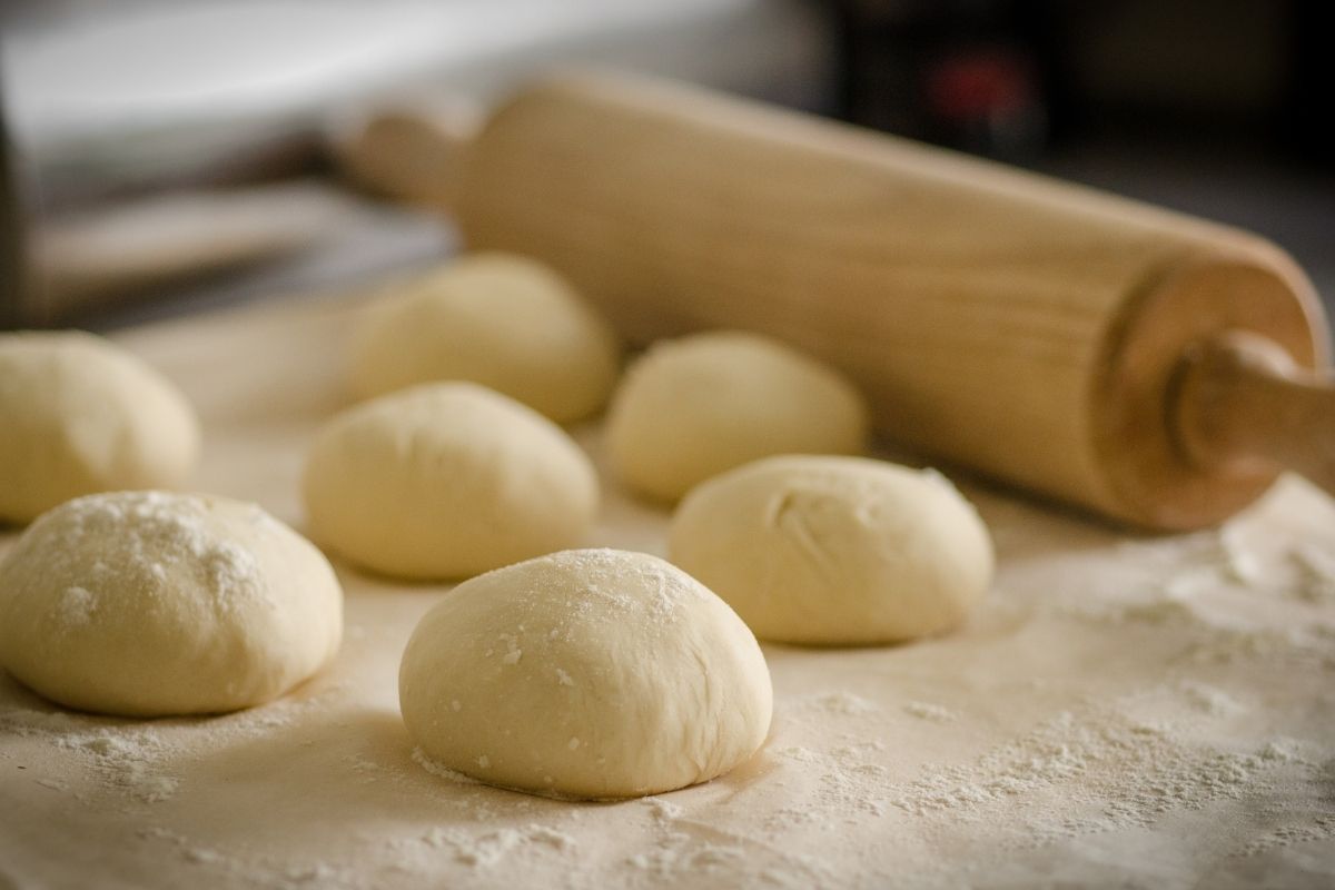 Pão caseiro trançadinho e açucarado: faça você mesmo para o café da manhã ou da tarde! (Fonte: Canva)