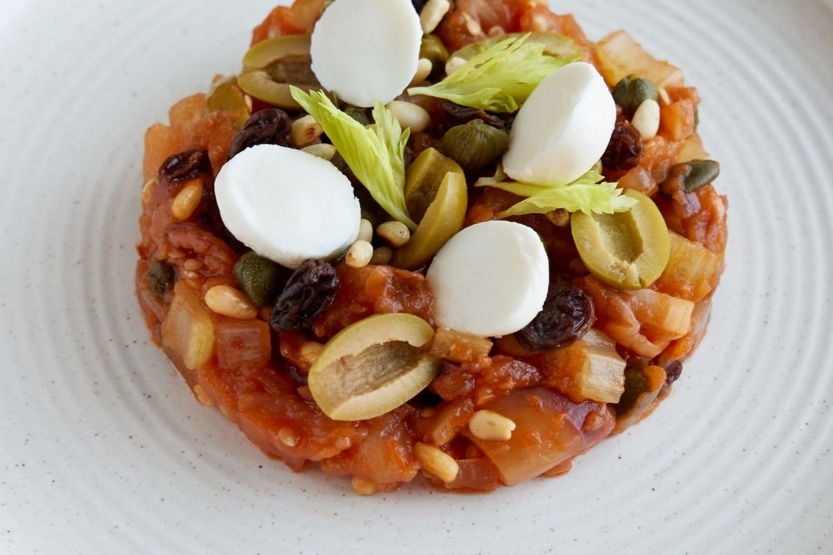 Antepasto de berinjela no forno: sofisticado e delicioso, com torradas fica incrível! (Fonte: Canva)