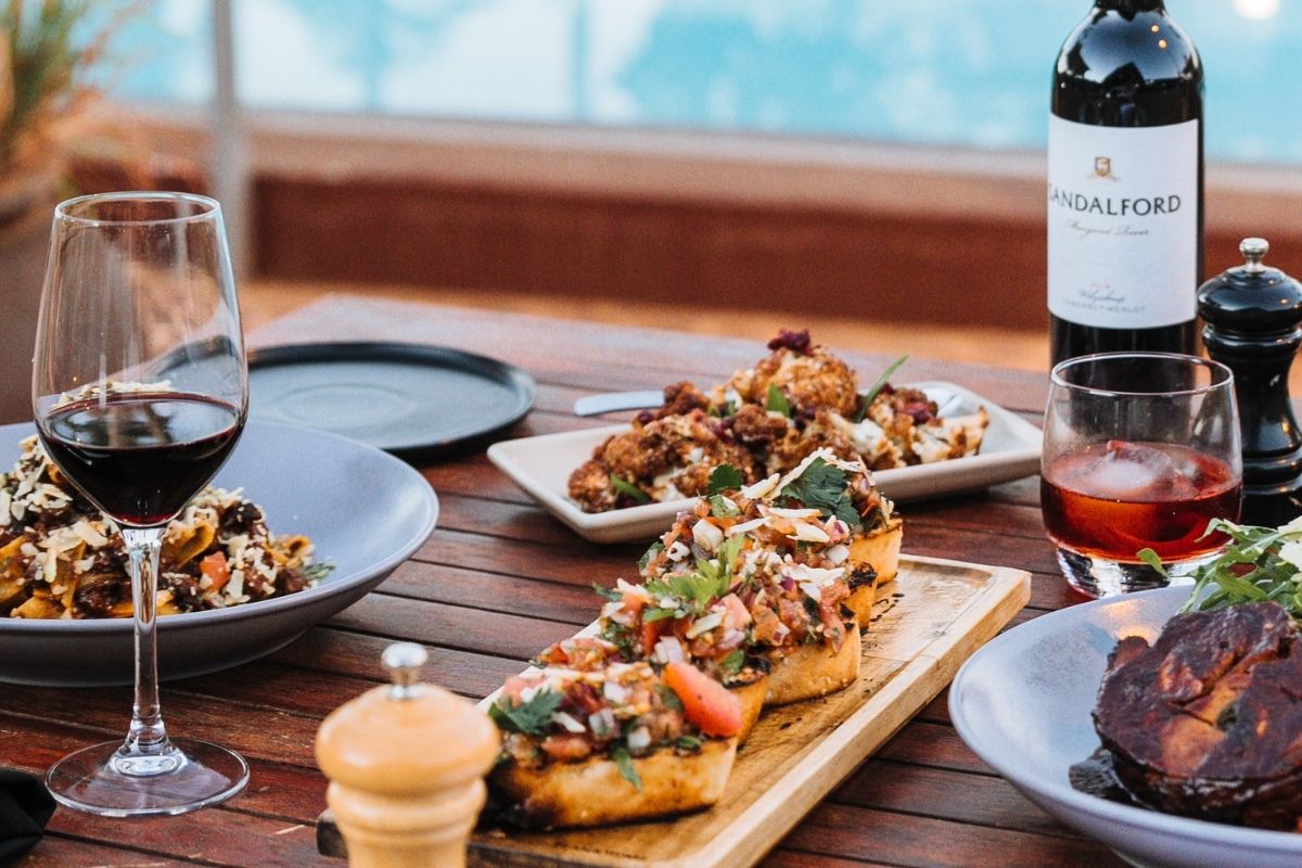 Antepasto de berinjela no forno: sofisticado e delicioso, com torradas fica incrível! (Fonte: Canva)