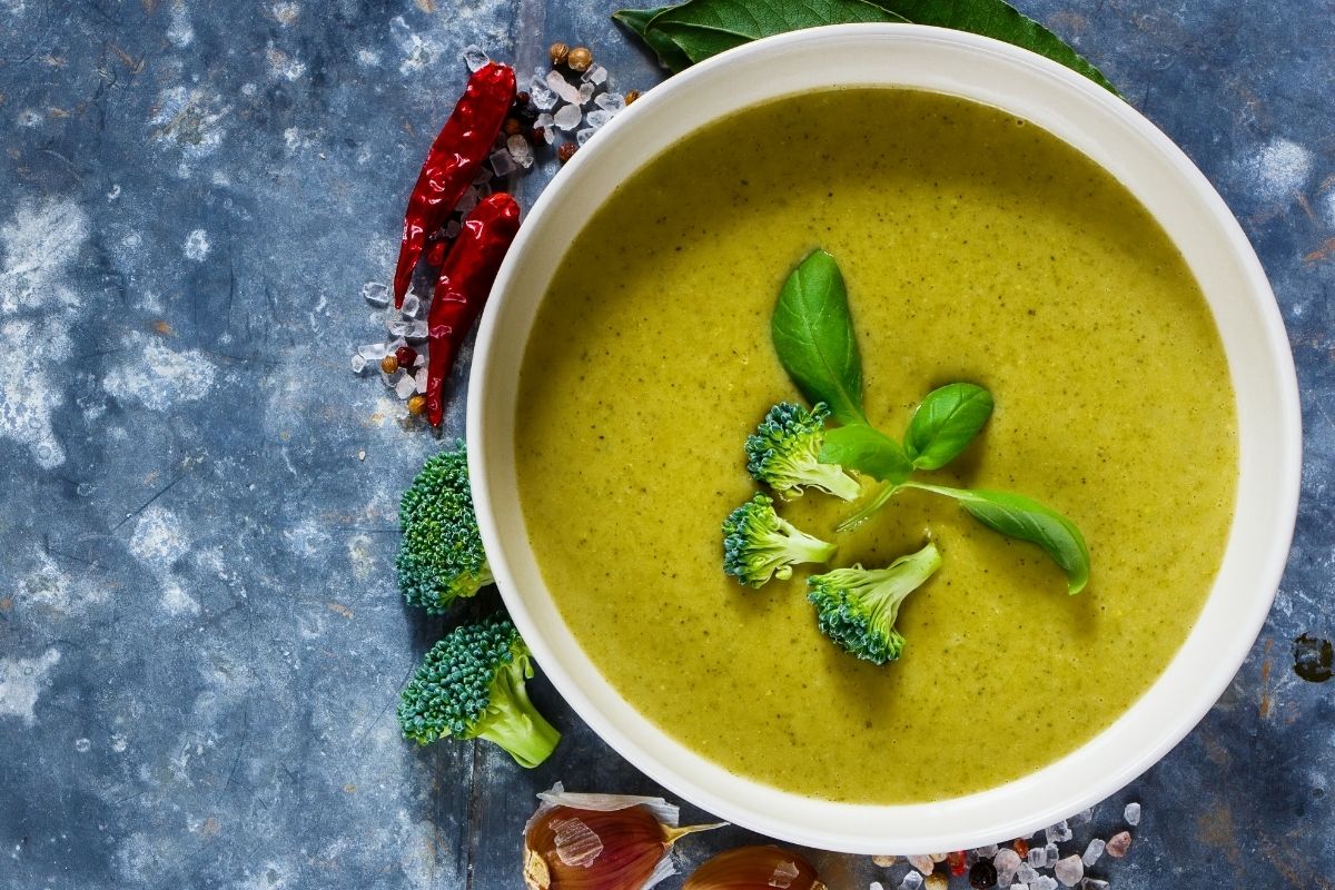 Nesse frio, veja a receita de caldo verde: brócolis e ervilha! Faça para o jantar! - Foto: Canva