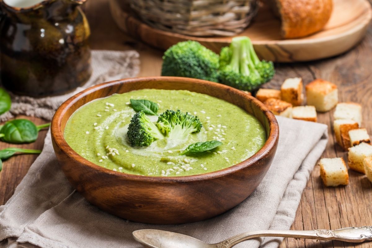 Nesse frio, veja a receita de caldo verde: brócolis e ervilha! Faça para o jantar! - Foto: Canva
