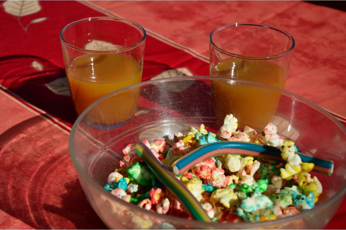 Veja como é fácil fazer pipoca colorida: fica soltinha!/ Fonte: Canva