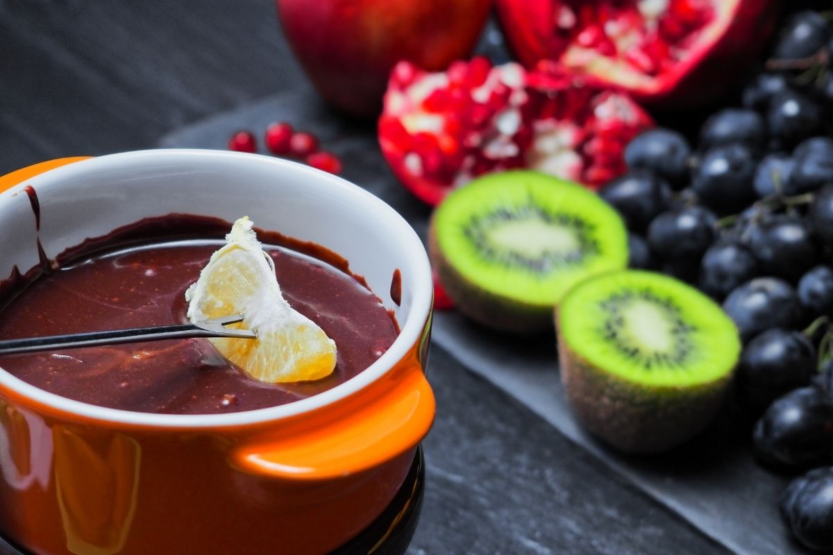 Descubra como é fácil fazer fondue de chocolate: perfeito para dias frios!/ Fonte: Canva