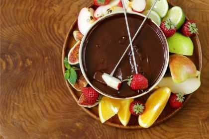 Descubra como é fácil fazer fondue de chocolate: perfeito para dias frios!/ Fonte: Canva