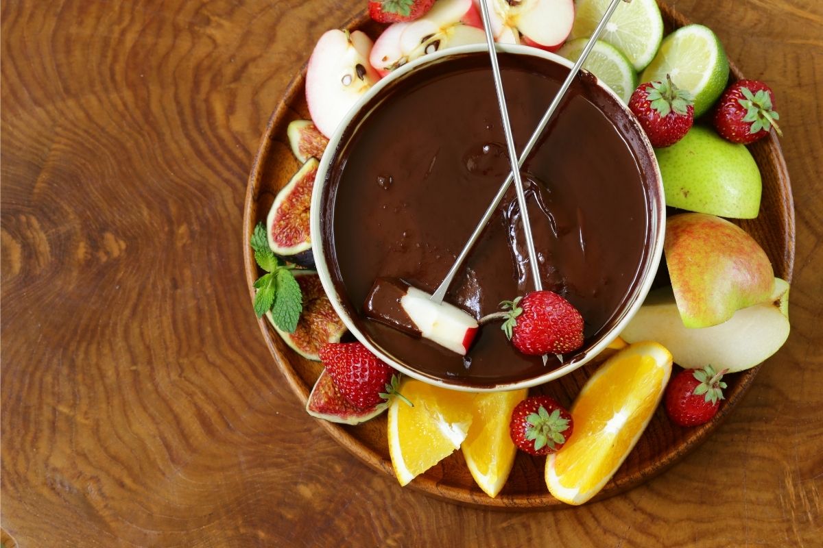 Como fazer Fondue de chocolate simples? Com isso fica bem mais prático. Veja como fica bom | Reprodução: Canva