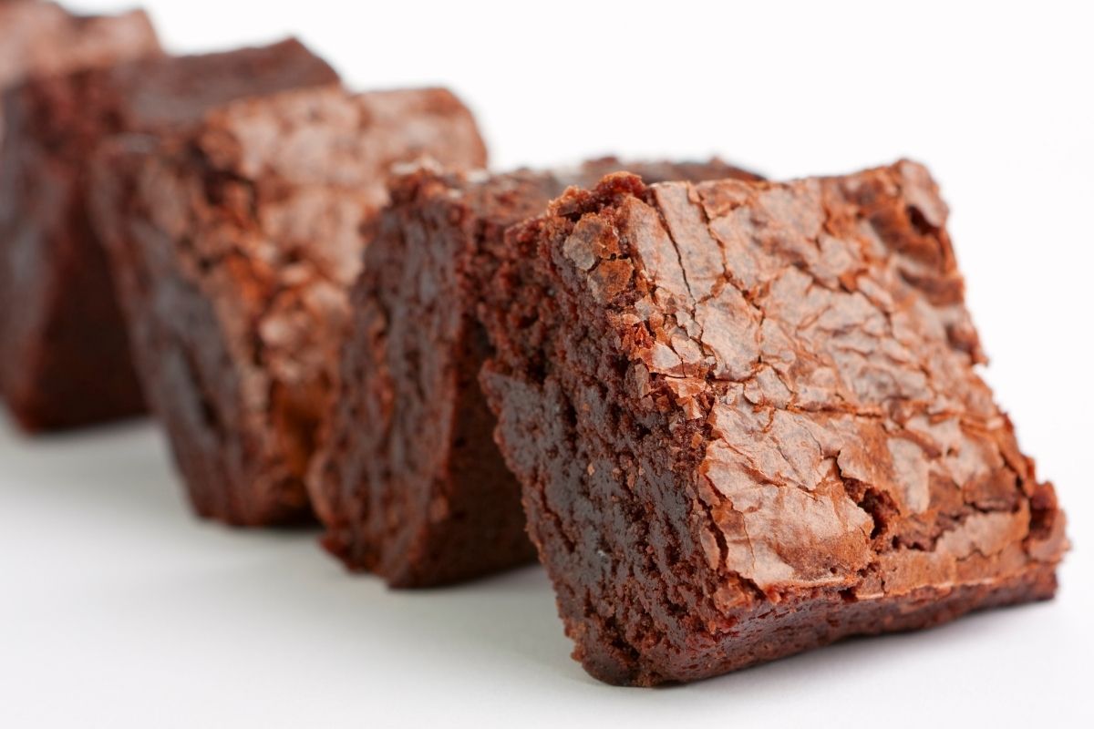 Brownie! Essa é a receita de brownie mais fácil que já fiz: fica sequinho por fora e molhadinho por dentro/ Fonte: Canva