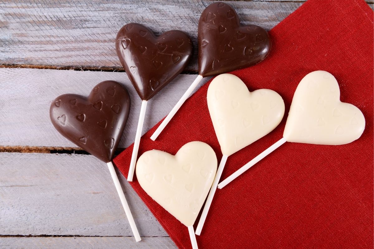 Pirulito de chocolate mesclado: aprenda a fazer para decorar festas Pirulito de chocolate mesclado: aprenda a fazer para decorar festas