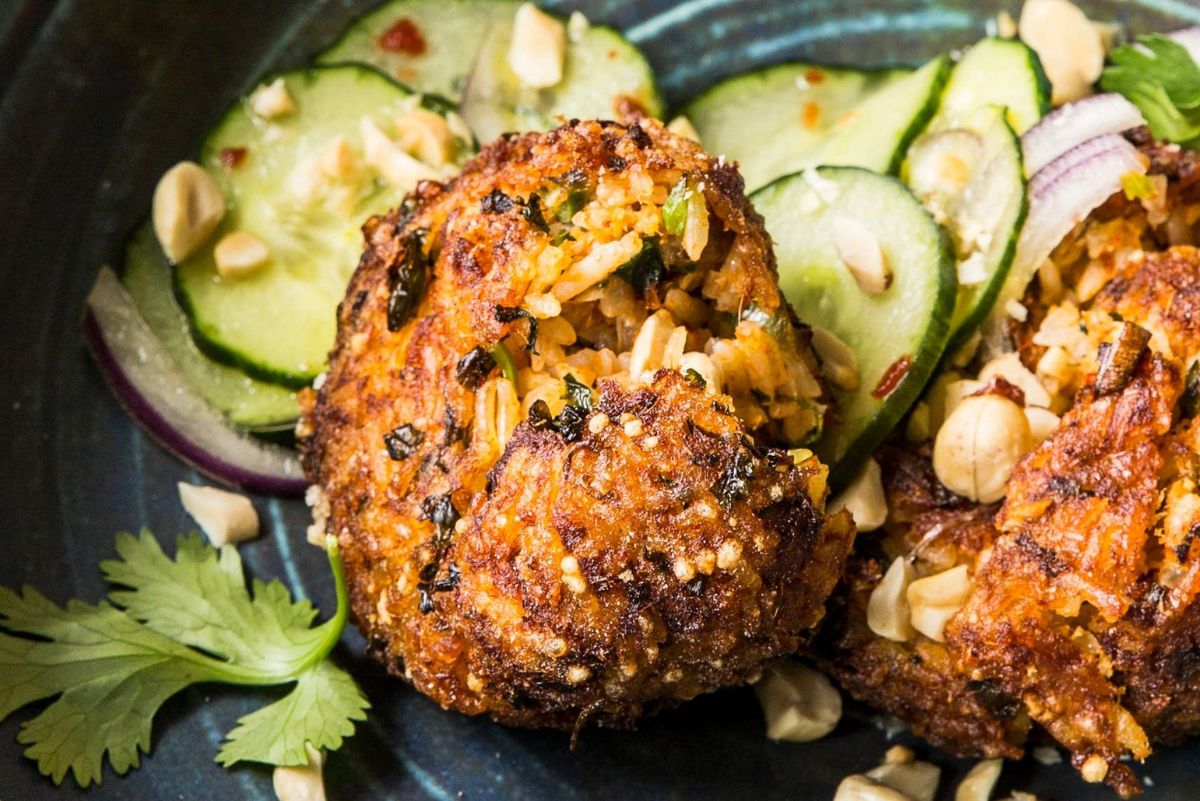 Como fazer bolinho de arroz simples: a receita mais fácil que você já viu, muito gostoso! - Fonte: canva.