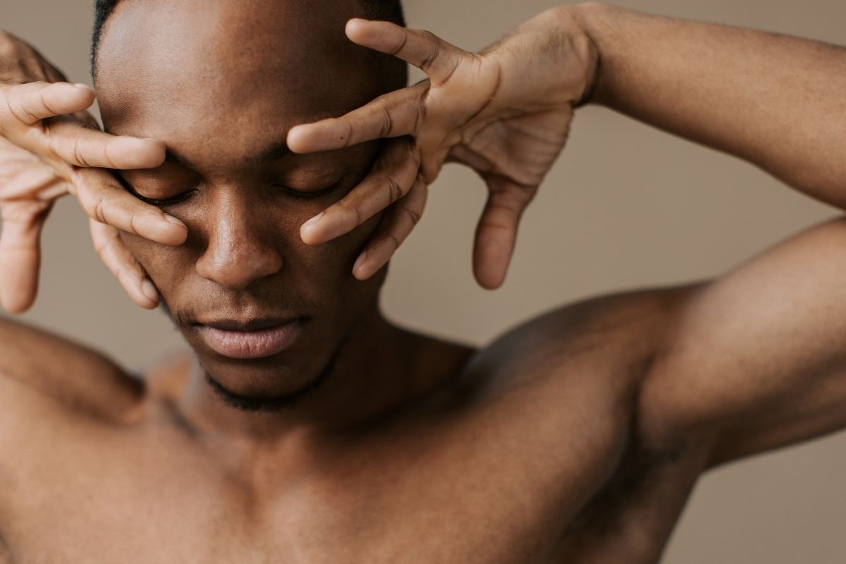 Cuidados com a pele oleosa: confira 4 dicas fundamentais para sua pele! (Fonte: Canva)