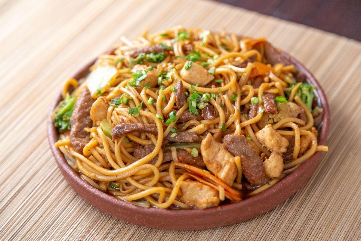 Yakisoba caseiro com macarrão integral: como fazer