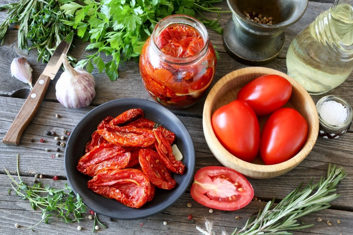 Aprenda o passo a passo de como fazer tomate seco de forma profissional em casa - Foto: Canva
