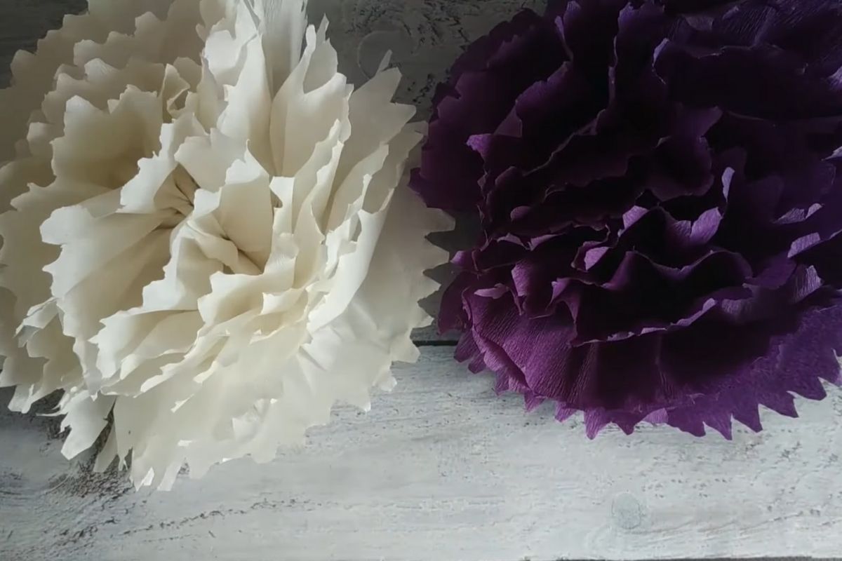 Muito fácil! Flor de papel crepom: ensine as crianças e use em decorações; "Fonte: YouTube/Canva"