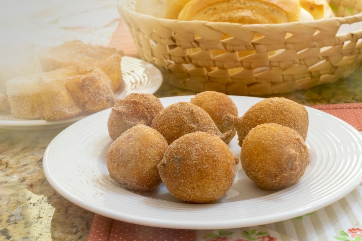 Como fazer bolinho de chuva salgado? Veja como é fácil elaborar essa receitinha - Canva