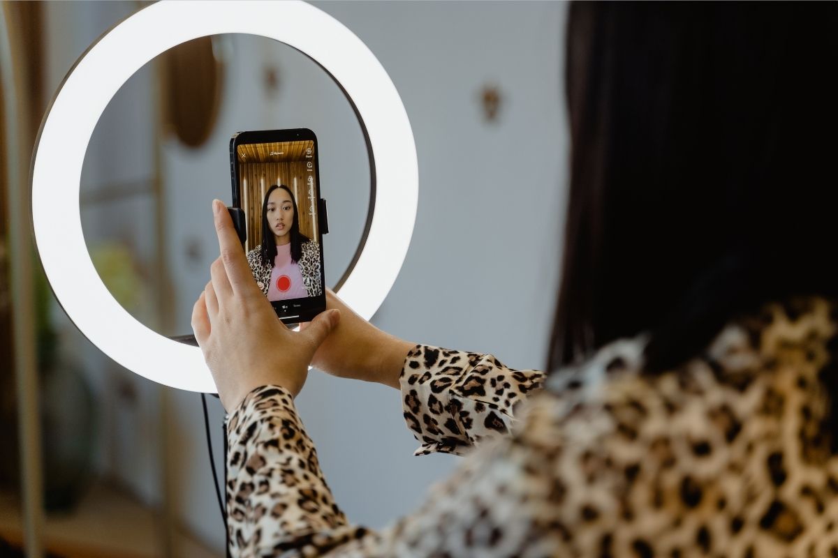 Qual o melhor horário para postar no TikTok? Confira essa dica para bombar na rede social! (Fonte: Canva) Qual o melhor horário para postar no TikTok? Confira essa dica para bombar na rede social! (Fonte: Canva)