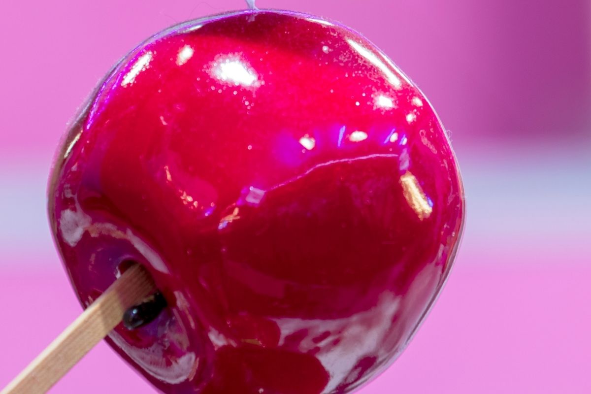 Maçã do amor: segredo revelado para não derreter!/ Fonte: Canva