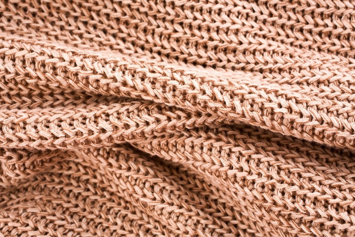 Roupa para cachorro em tricô: passo a passo simples Fonte: Canva