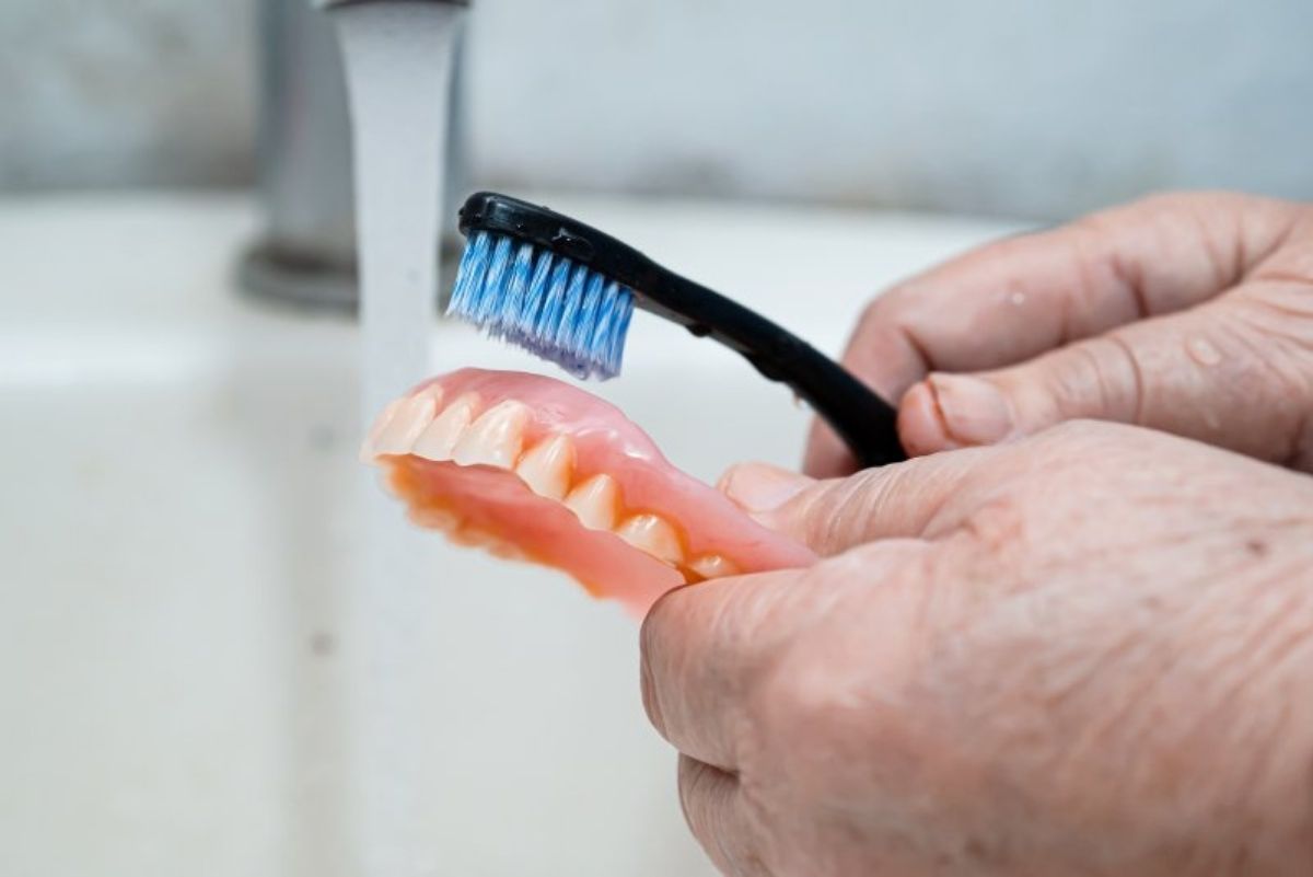 Bicarbonato é bom para limpar dentadura? Confira dicas práticas para fazer isso! - Fonte: canva