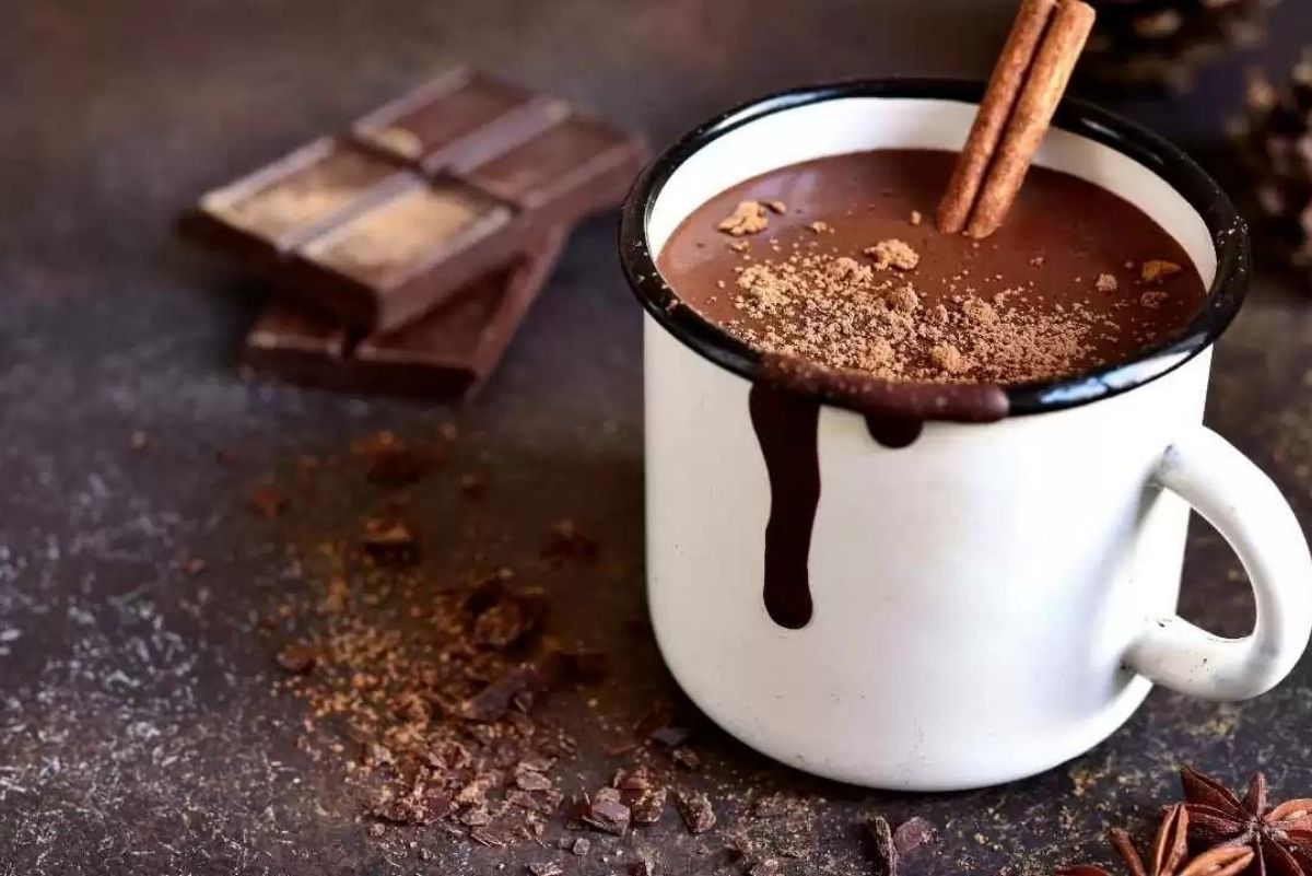 Receita de chocolate quente cremoso: espante o frio com essa delícia! - Fonte: canva