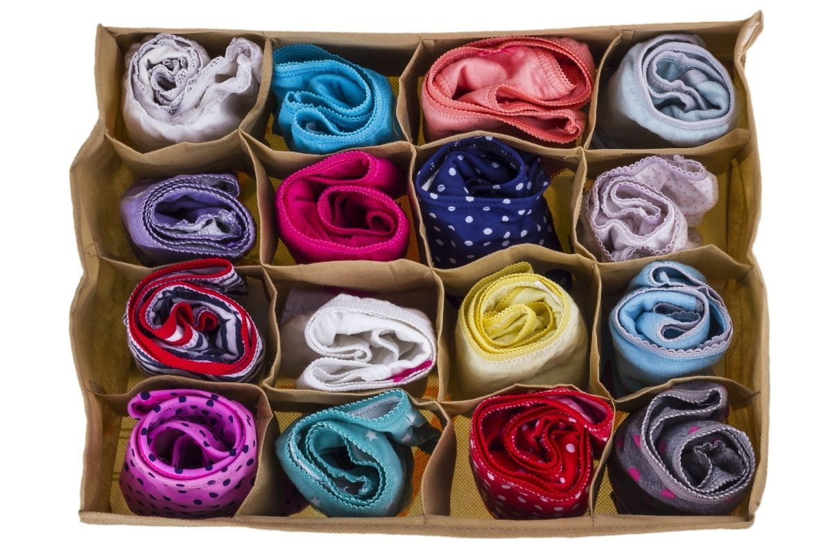 Como dobrar e organizar calcinhas e cuecas na gaveta? 