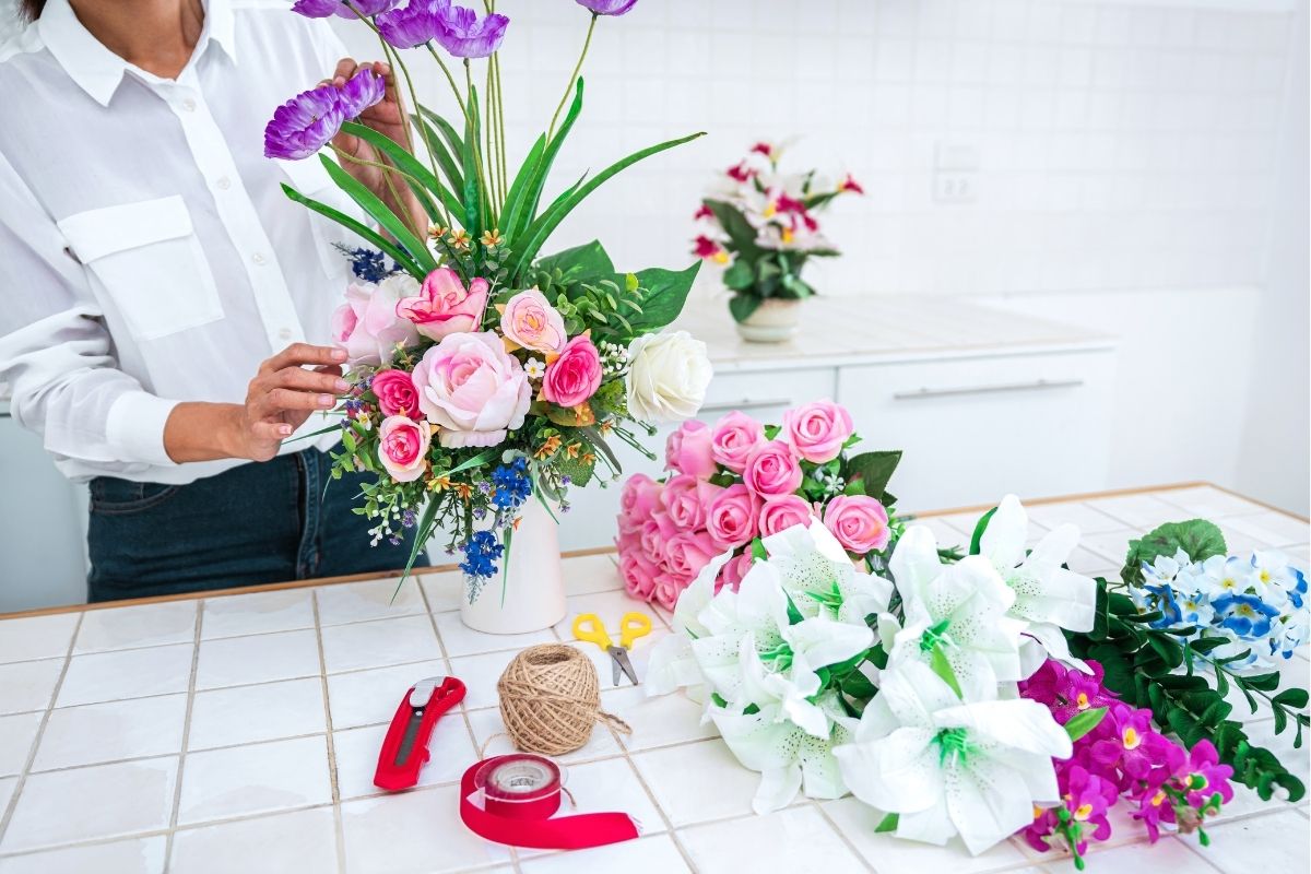 Como fazer um arranjo de flores utilizando fita adesiva?