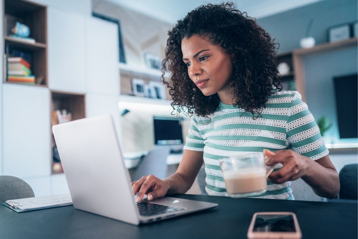 Porque se arrumar para trabalhar home office? Fonte: Canva Porque se arrumar para trabalhar home office? Fonte: Canva