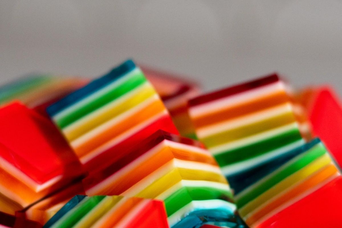 Gelatina colorida em camadas: veja como fazer rápido, fica linda com essas dicas! - Fonte: canva