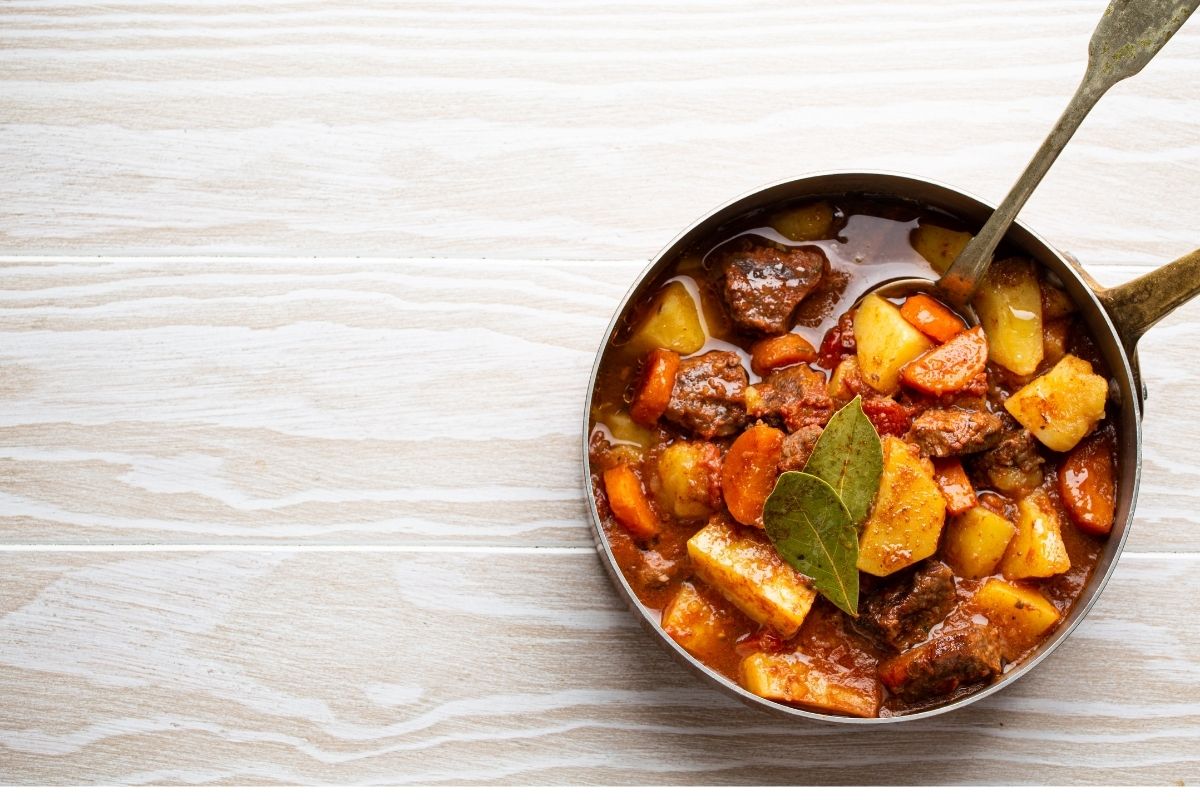Carne de panela com mandioca: com esses ingredientes fica espetacular, faça em casa sem errar (Foto: Canva)