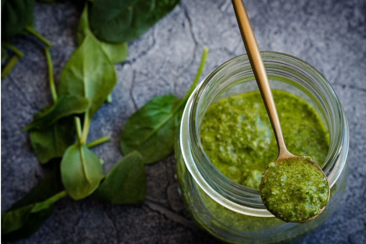 Pesto de manjericão: como fazer sem amargar? Aprenda a fazer esse molho delicioso (Fonte: Canva)