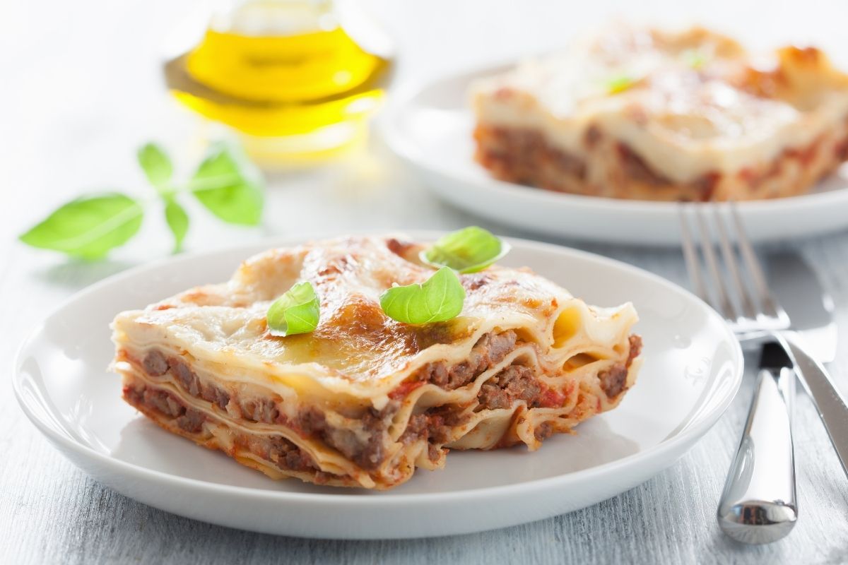 Jantar em familía! Aprenda x segredo para fazer lasanha com carne moída, o passo a passo aqui!