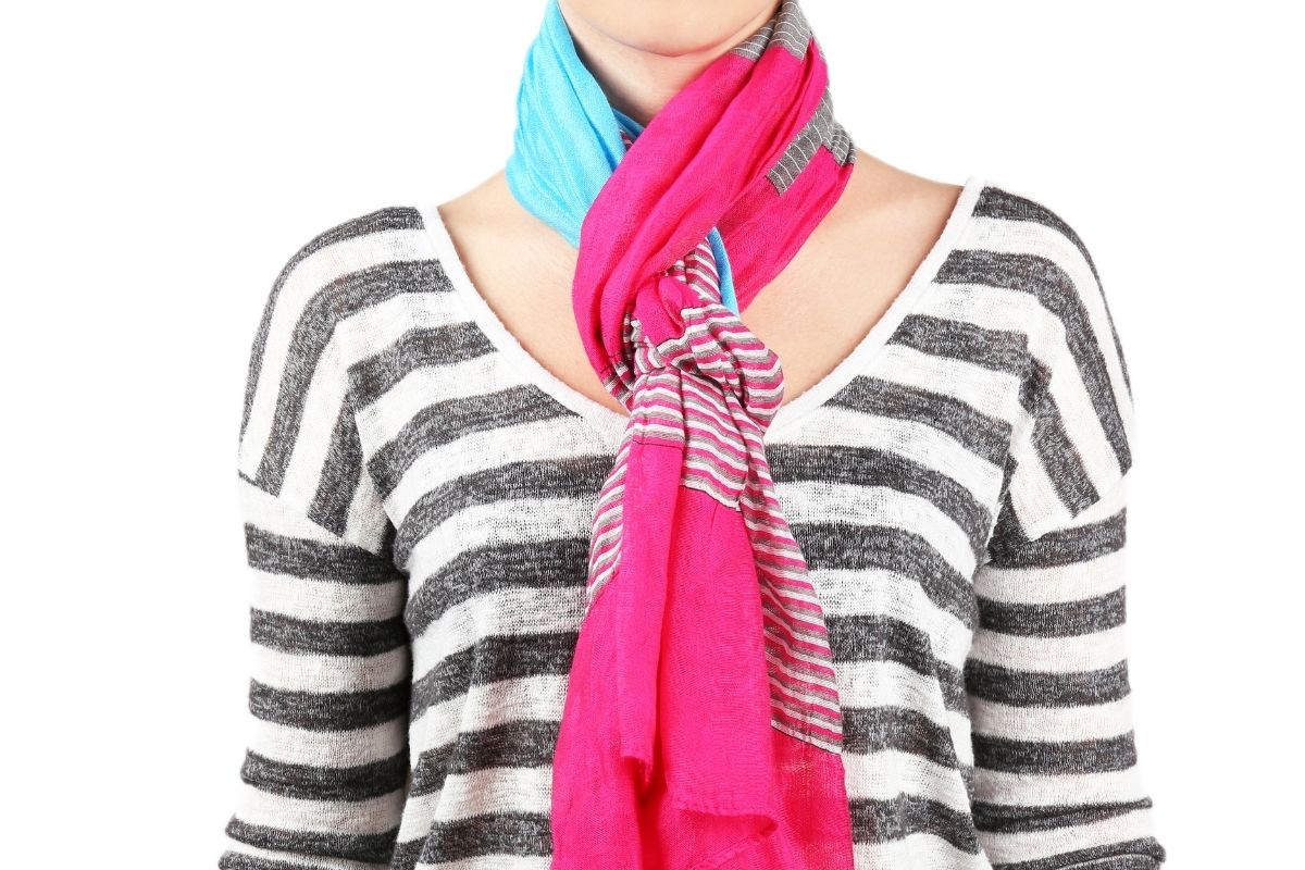 Veja formas fáceis de usar lenço no pescoço: dicas para se aquecer nesse inverno com muito charme!/ Fonte: Canva