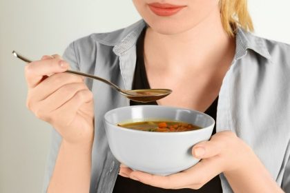 pessoa tomando sopa