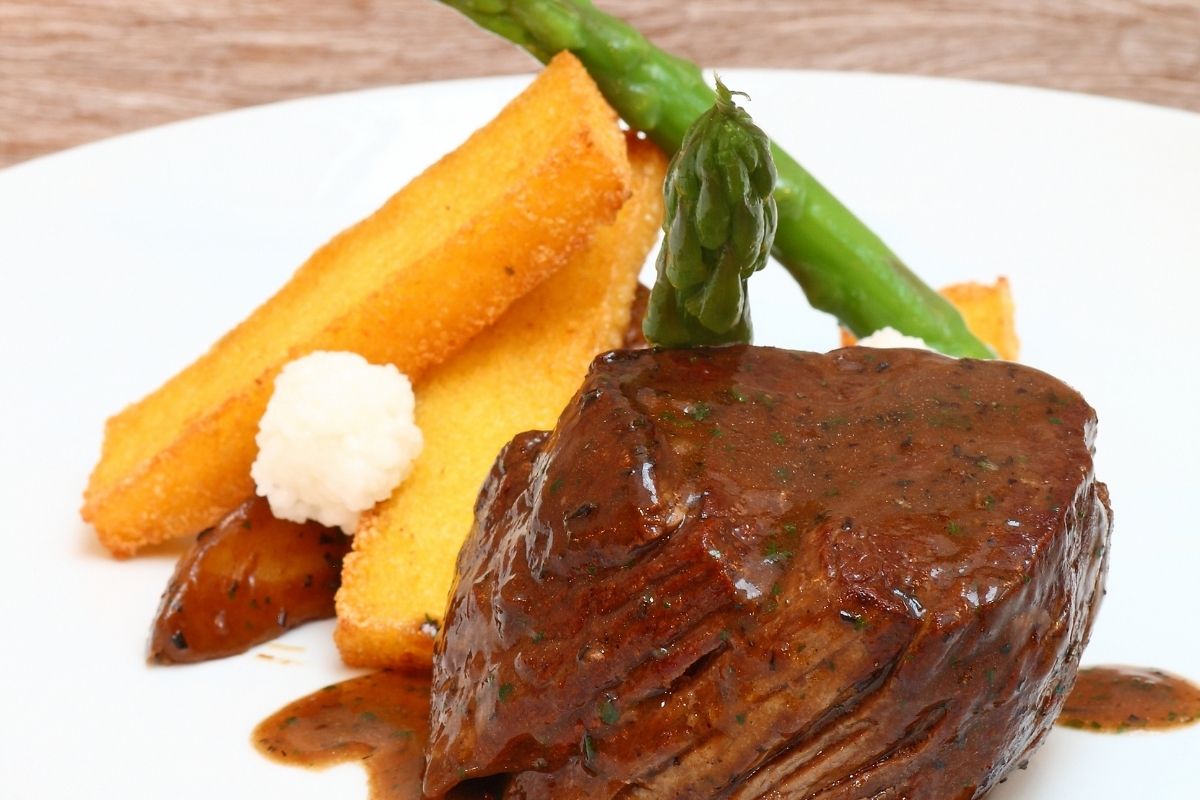 Receita de molho madeira: deixe a carne mais saborosa com esse molho peculiar - Foto: Canva