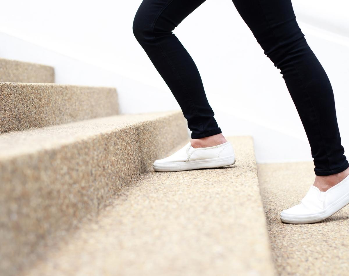 O que siO que significa sonhar com escada? conheça 3 significados possíveis! - foto: Canvagnifica sonhar com escada? conheça 3 significados possíveis! - foto: Canva