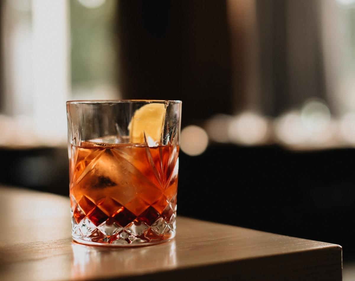 Receita de negroni: aprenda a fazer este delicioso drink em menos de 10 minutos! - foto: Canva Receita de negroni: aprenda a fazer este delicioso drink em menos de 10 minutos! - foto: Canva