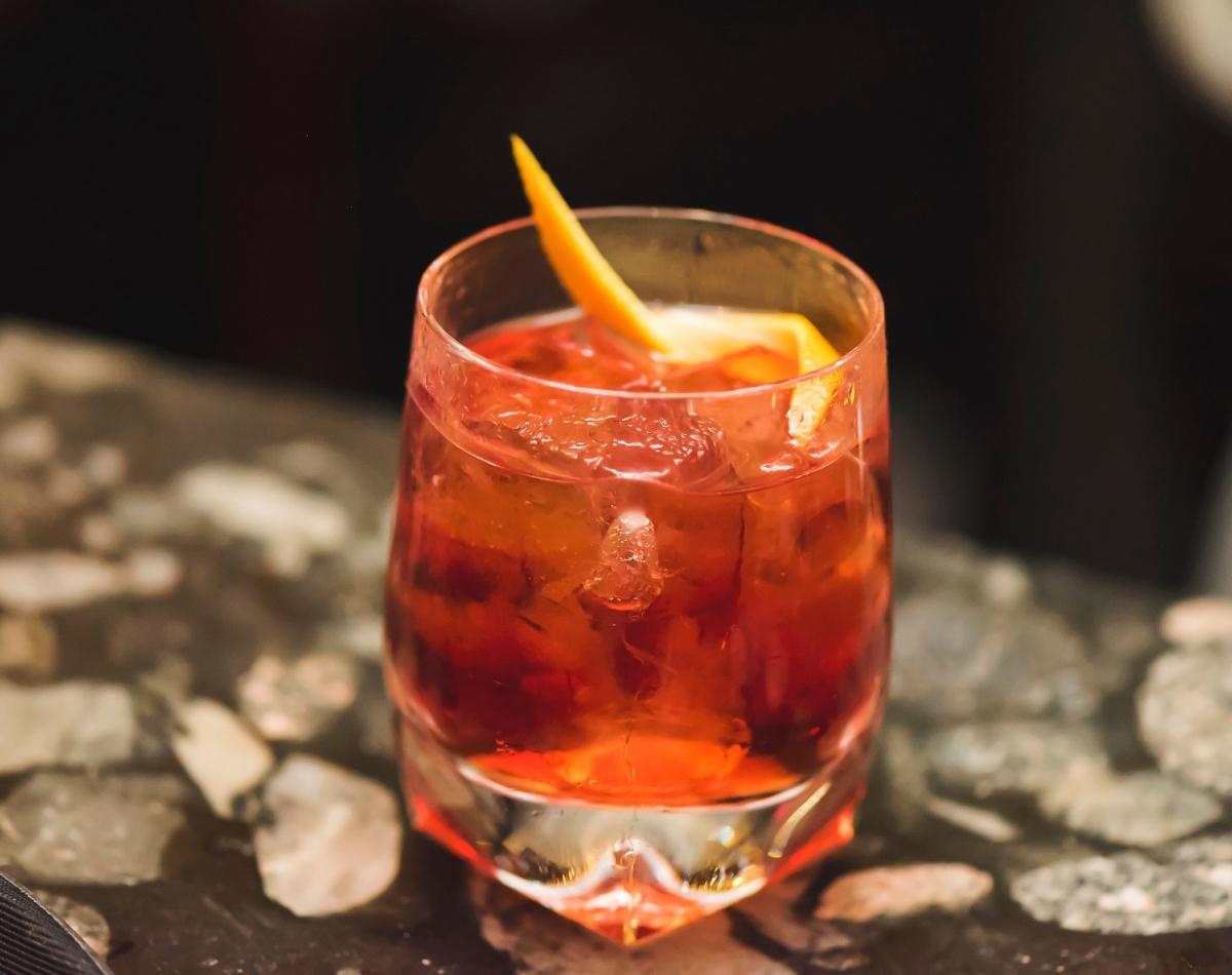 Receita de negroni: aprenda a fazer este delicioso drink em menos de 10 minutos! - foto: Canva Receita de negroni: aprenda a fazer este delicioso drink em menos de 10 minutos! - foto: Canva