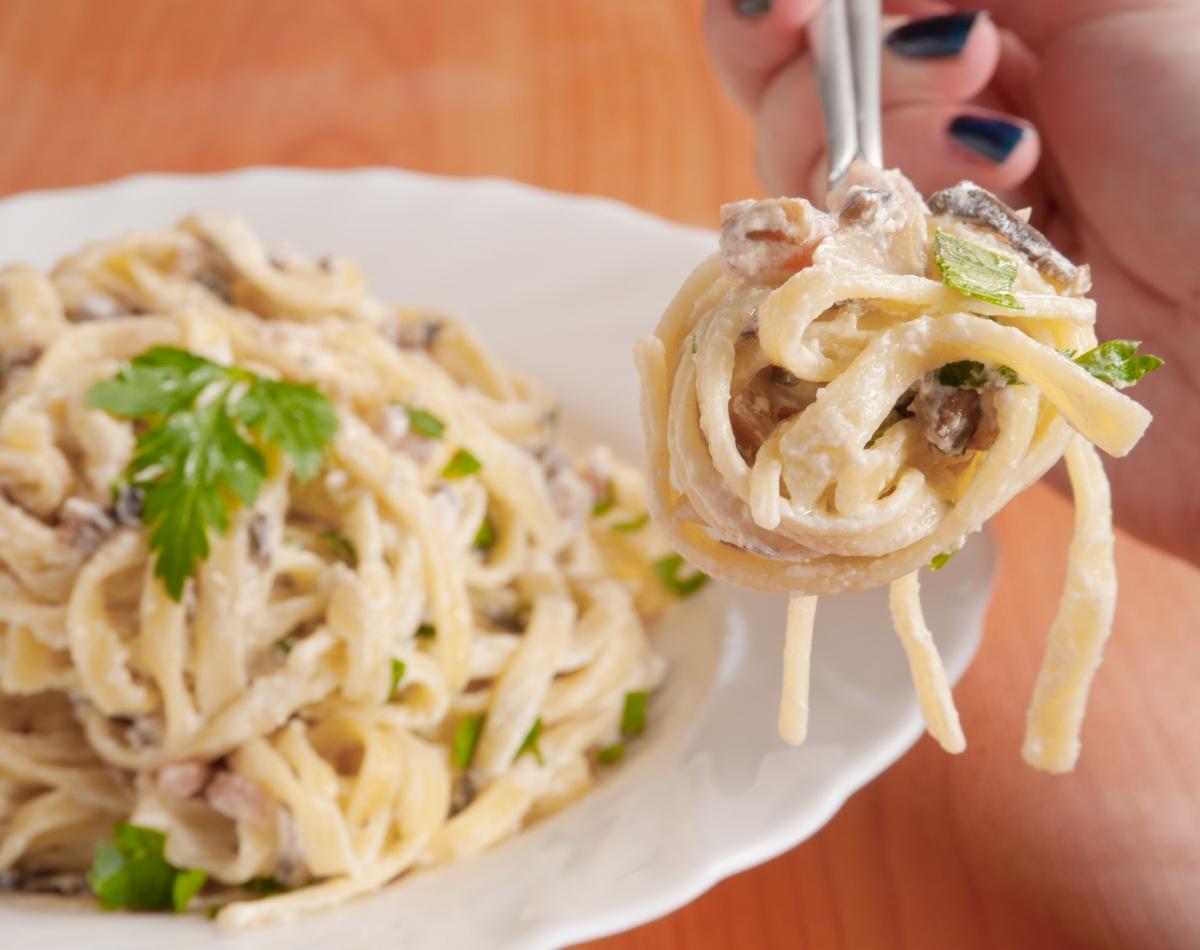 Simples receita de macarrão à carbonara: a pedida ideal para o seu jantar! - foto: Canva