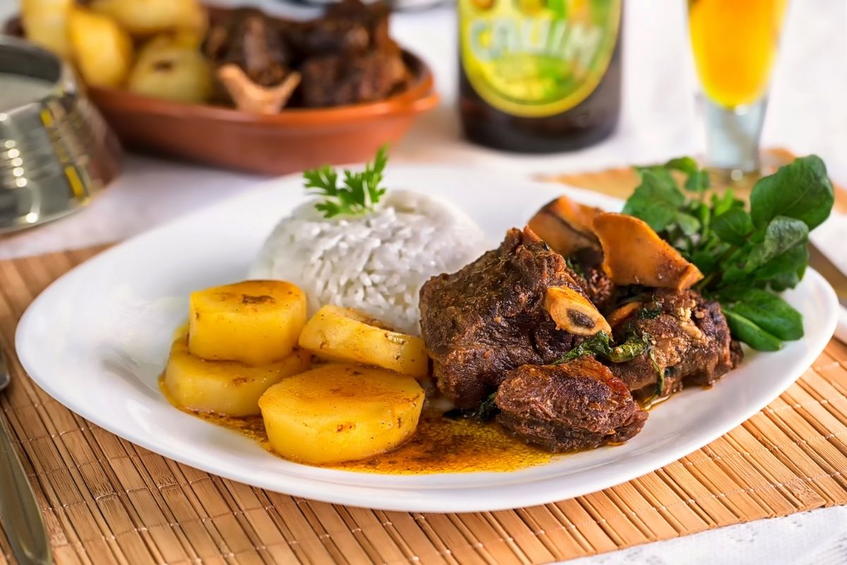 Como fazer costela na panela de pressão sem água: com vinho e batatas, fica divino! - Fonte: canva