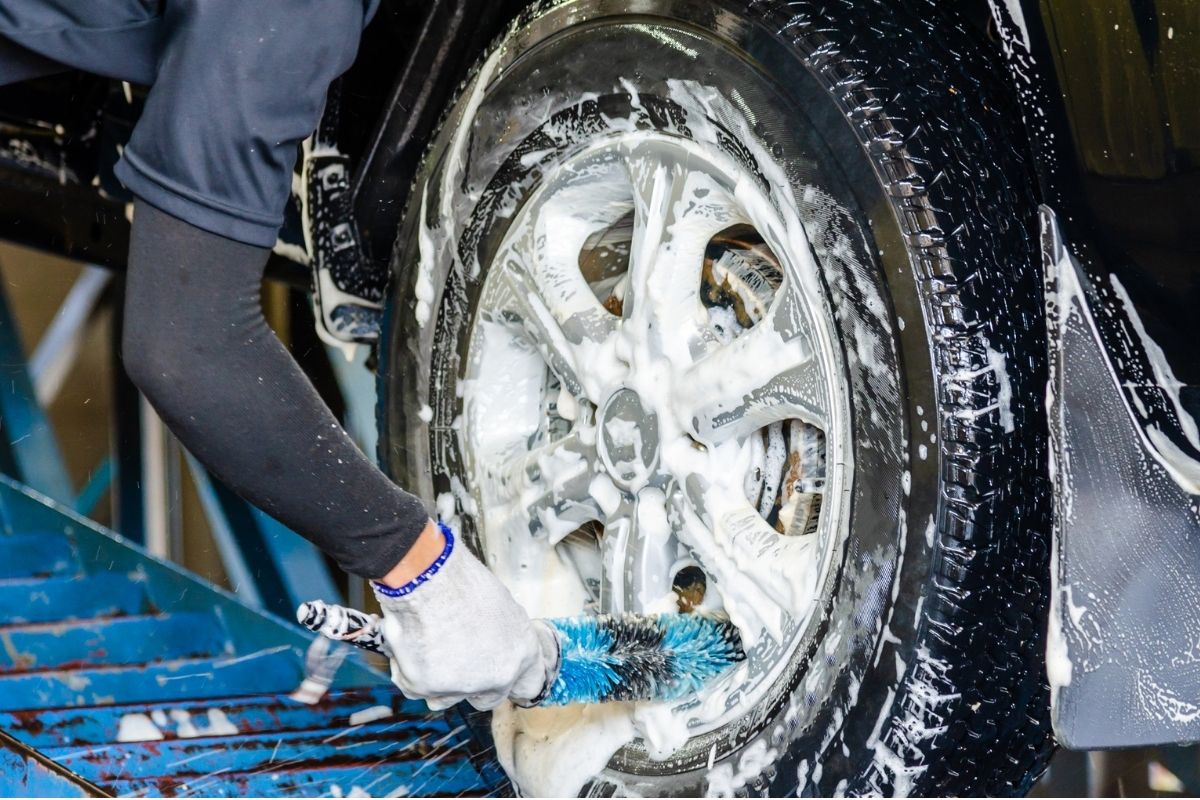 Como lavar rodas e caixa de rodas do carro? Faça uma limpeza profissional em casa! - Fonte: canva
