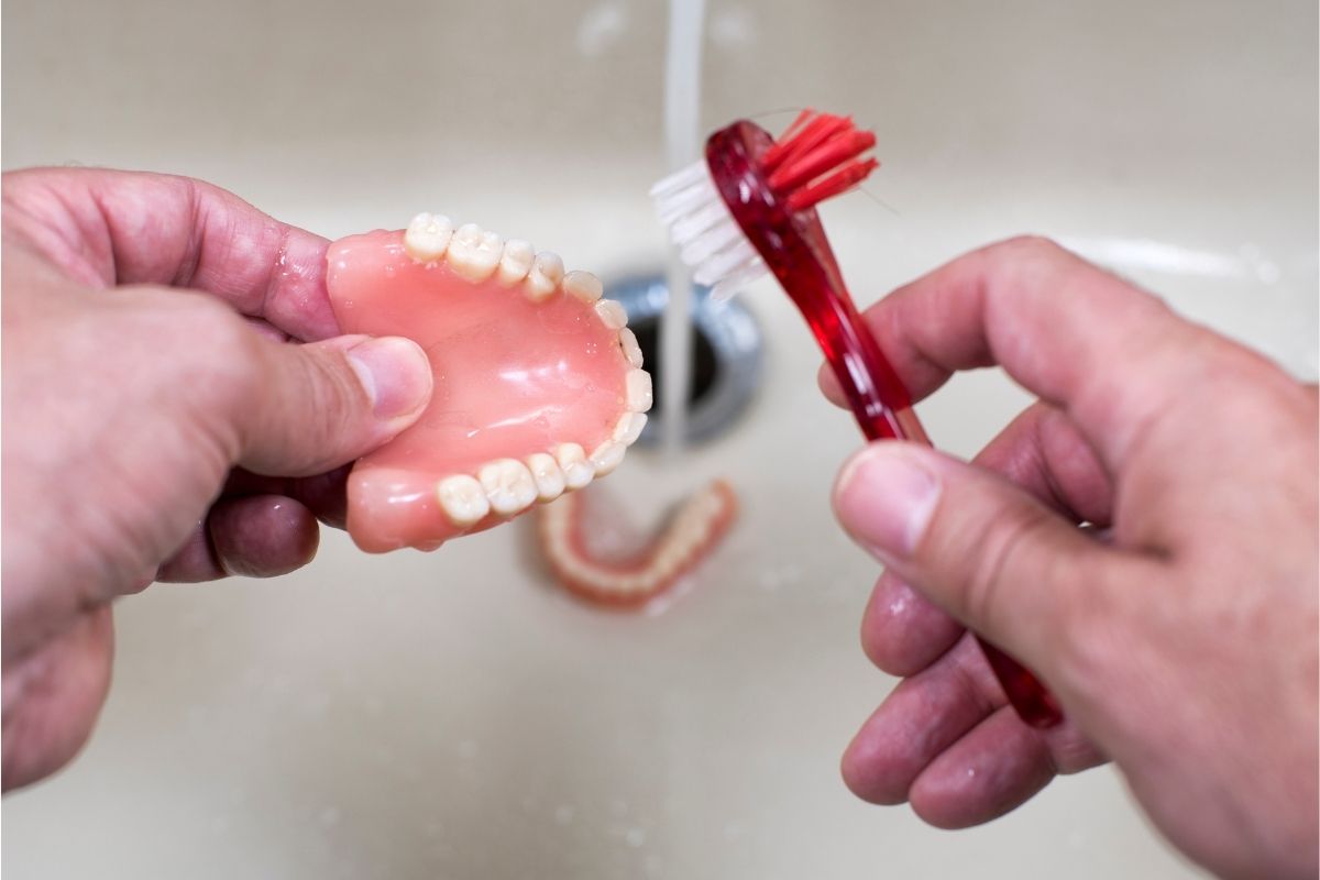 Como limpar dentadura com bicarbonato e vinagre? Faça isso sem esfregar - Fonte: canva