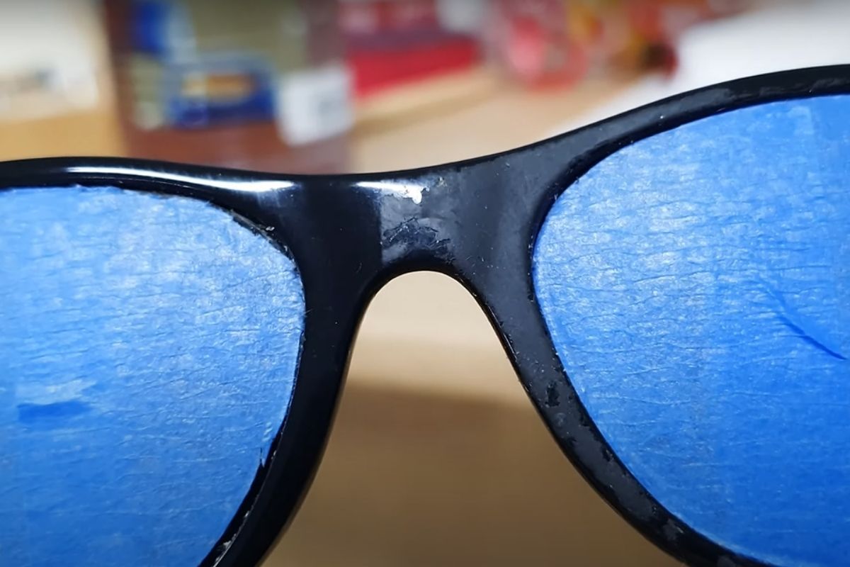 Como limpar óculos Ray Ban emborrachado com sujeira grudada? - Fonte: Youtube - canal: eu faço coisas