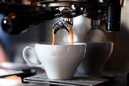 A meneira certa de como usar cafeteira nespresso com leite, erros que você não pode cometer