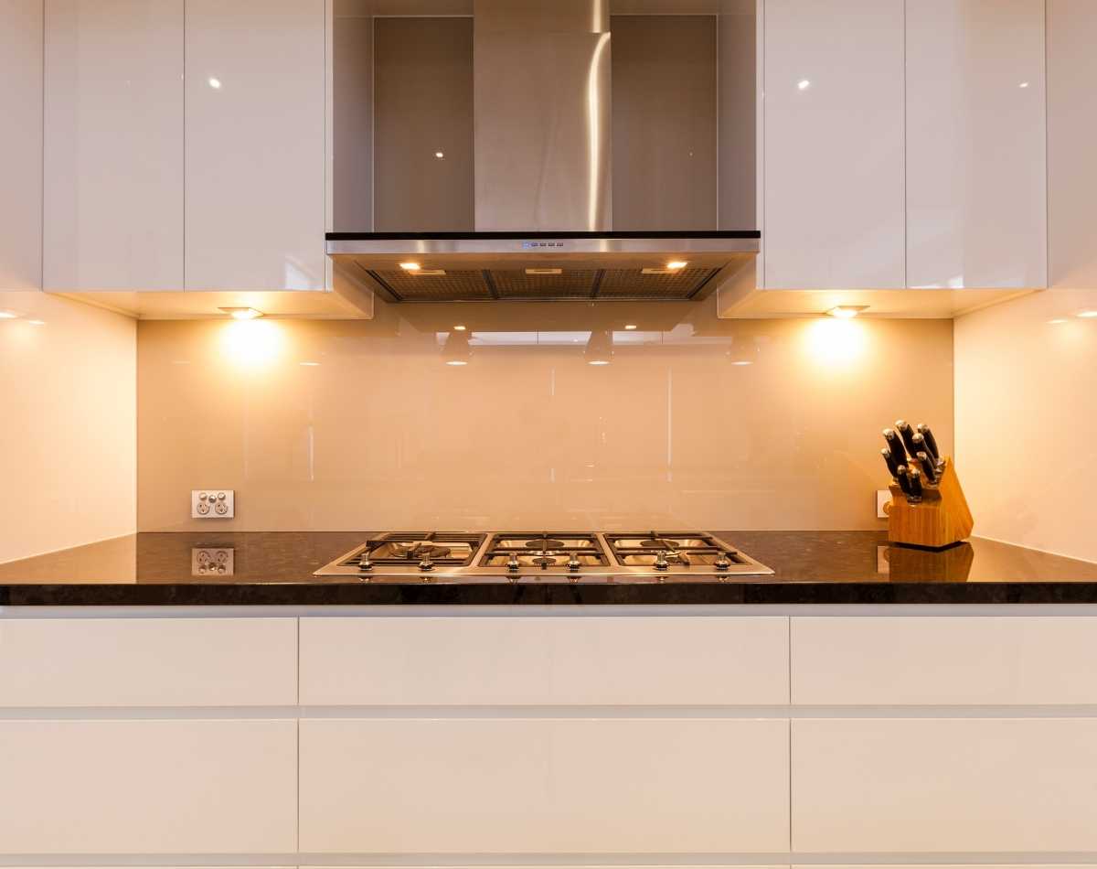 como limpar fogão cooktop: conheça o passo-a-passo simples de 5 etapas - foto: Canva