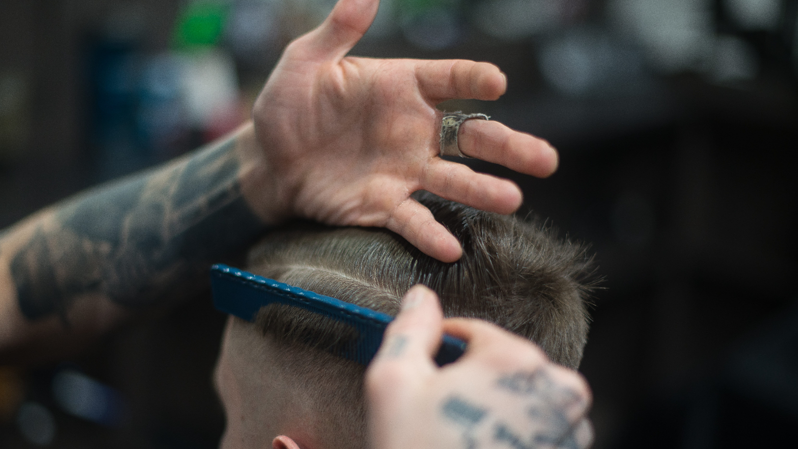 Aprenda como fazer seu degradê para cabelo fino (Foto: Pexels)