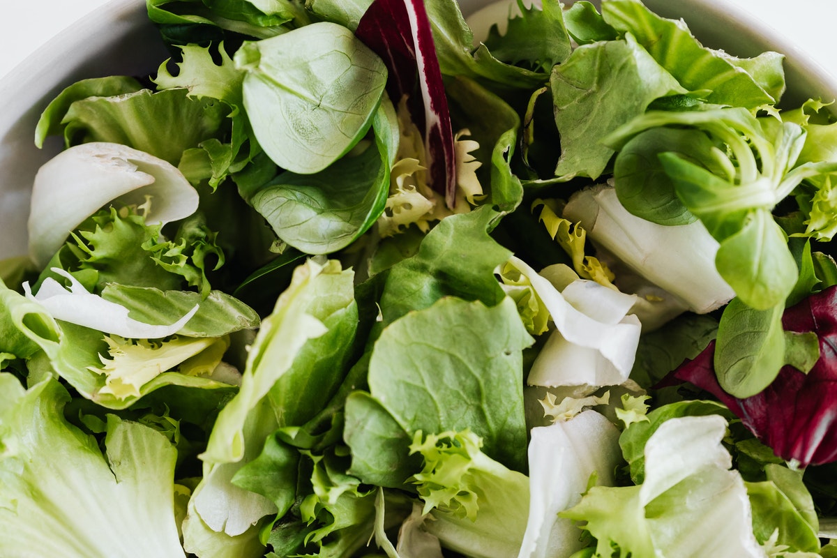 Porque o alface murcha com sal? Não faça mais isso na salada e ficará conservada. Imagem: Pexels
