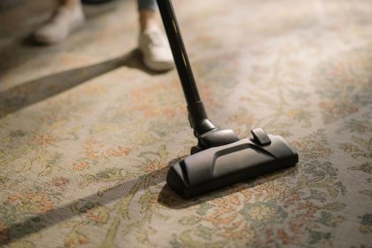 Como limpar tapete a seco: mantenha a casa limpa em épocas chuvosas! (Reprodução: canva)