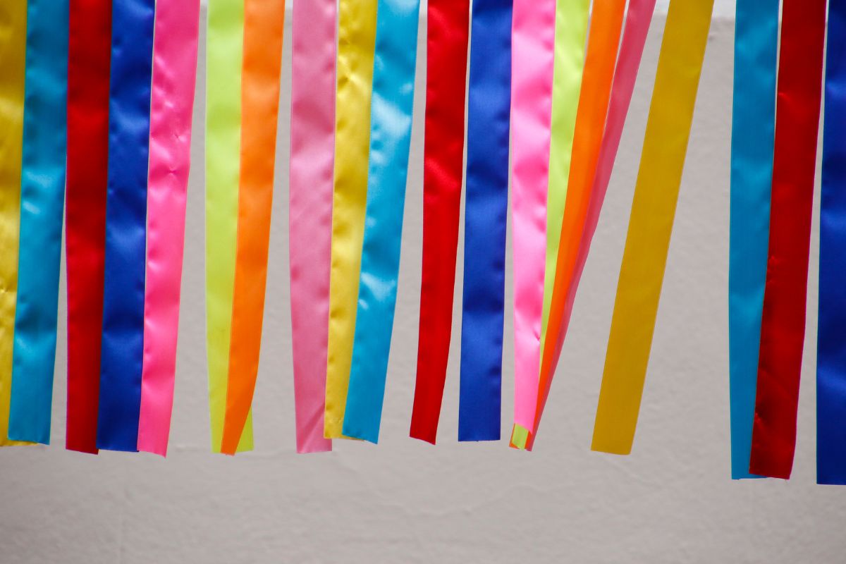 Passo a passo para fazer flor de fita de cetim: fica muito bonita fazendo assim! (Fonte: Canva Pro)