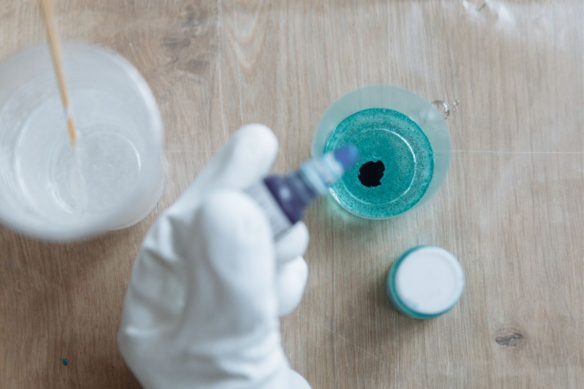 Veja quais materiais usar para fazer vidro líquido caseiro: faça em casa e sem erros! (Fonte: Canva Pro)