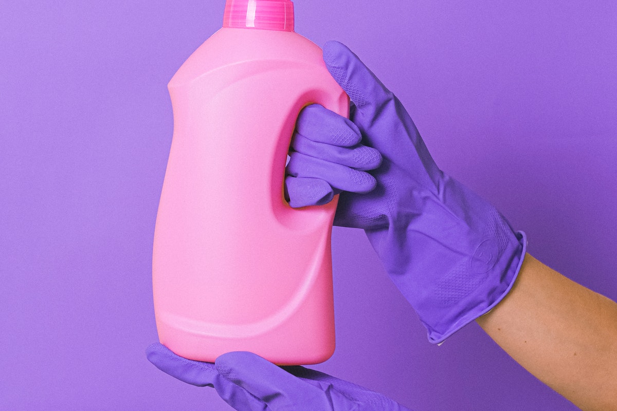 Como fazer água sanitária? Truque caseiro super econômico que toda dona de casa deve fazer